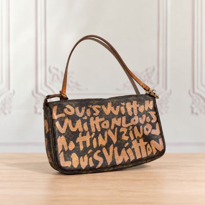 un sac à main à imprimé léopard noir et marron posé sur une table en bois