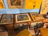 Il y a de nombreux tableaux encadrés accrochés au mur dans cette pièce.