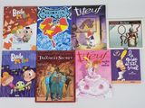 plusieurs livres pour enfants sont alignés sur une surface blanche