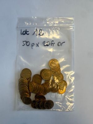 un sac de pièces d'or posé sur une table blanche