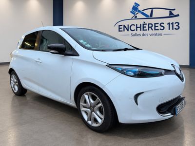 une voiture blanche garée devant un panneau indiquant « Encherrest 13 »