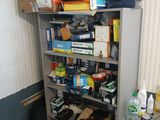 une étagère contenant de nombreux objets dans une pièce