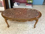 une table basse avec un plateau en marbre