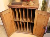 une armoire en bois sur laquelle sont posés plusieurs livres