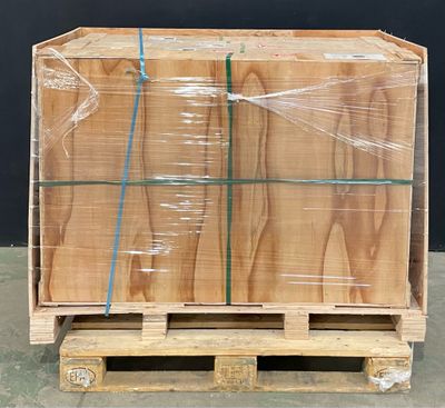 une palette en bois emballée dans du plastique