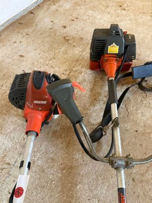 deux outils électriques posés par terre l'un à côté de l'autre