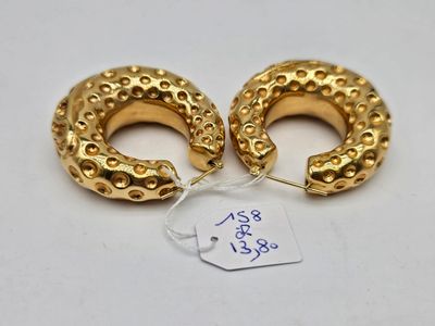 deux boucles d'oreilles créoles plaquées or, avec un trou de chaque côté