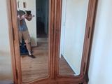 une personne en train de prendre une photo d'un miroir dans une pièce