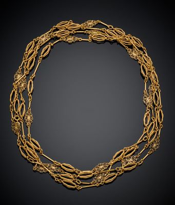 une image représentant un collier en or sur fond noir