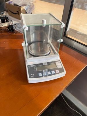 une photo d'une balance posée sur une table devant une fenêtre