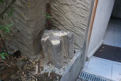 un bloc de béton encastré dans le mur d'un immeuble