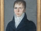 portrait d'un jeune homme vêtu d'un manteau bleu et d'une chemise blanche