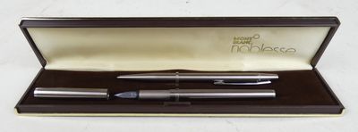 une image représentant un stylo et un stylo à bille posés dans une boîte
