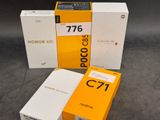 trois boîtes contenant du matériel photographique posées les unes à côté des autres sur une table
