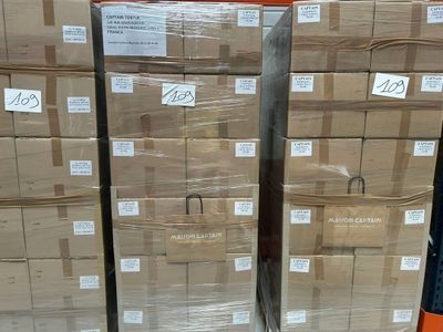plusieurs piles de cartons empilées les unes sur les autres