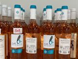 des bouteilles de vin sont alignées sur une étagère dans un magasin