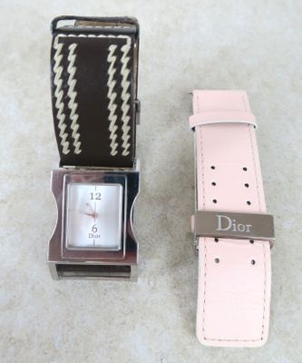 deux montres assises l'une à côté de l'autre sur une table