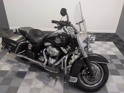 une moto noire garée sur un sol à damier