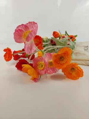 un bouquet de fleurs posé sur une table