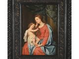 une peinture représentant une femme tenant un enfant sur ses genoux