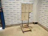 une photo représentant une caisse métallique posée sur une palette devant un mur