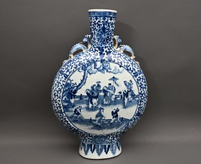 Grande gourde en céramique à décor blanc bleu de personnages…