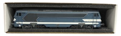 un petit train qui se trouve dans une boîte posée sur la table