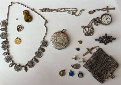 beaucoup de bijoux en argent sur une surface blanche