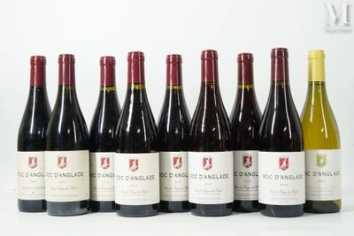 six bouteilles de vin sont alignées sur une surface blanche