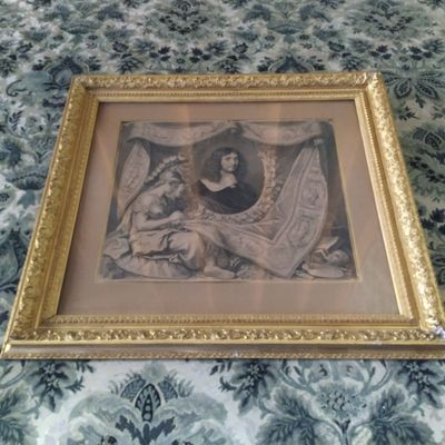 une vieille photo représentant une femme et un enfant assis sur un lit