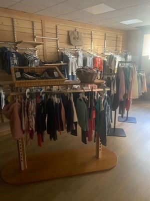 quatre cent pièces de vêtements enfant - exposition le lundi 16 mars d - Photo 1