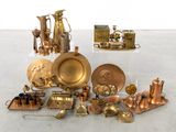 de nombreux objets en laiton de toutes sortes exposés sur une table