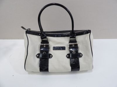 Sac à main Michael Korsh blanc et noir avec des détails noirs