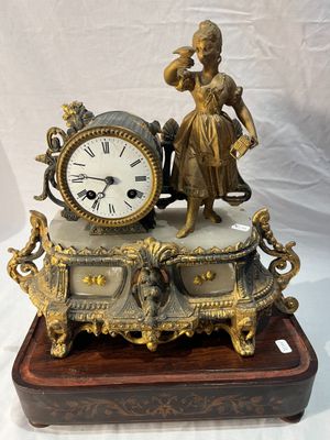 une horloge posée sur une table