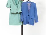 un porte-manteaux sur lequel sont accrochées deux vestes et un porte-manteaux sur lequel sont accrochées deux vestes