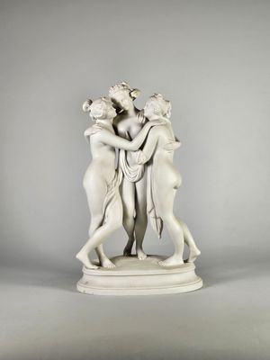 une image représentant une statue de trois femmes qui s'étreignent