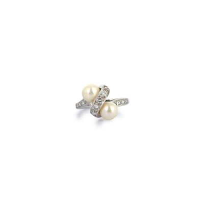 gros plan d'une bague en perles et diamants sur fond blanc