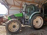un tracteur garé à l'intérieur d'un bâtiment