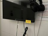une télévision à écran plat fixée au mur dans une salle de bains