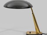 une lampe de bureau noire et dorée sur fond blanc