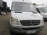 deux camionnettes blanches garées l'une à côté de l'autre dans un parking