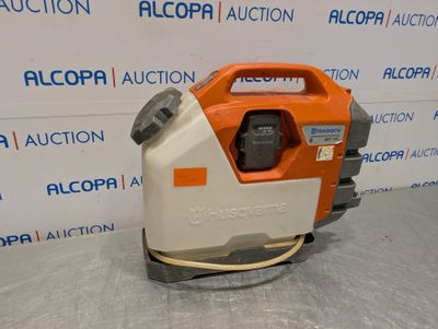 un aspirateur orange et blanc posé sur une table