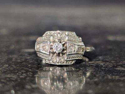 une bague en diamant posée sur une table