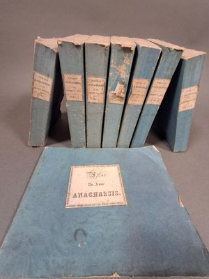plusieurs livres sont empilés sur une table