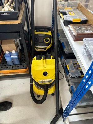 un aspirateur jaune qui se trouve dans une pièce