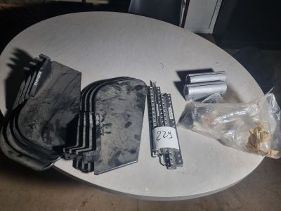 une table sur laquelle se trouvent de nombreux objets