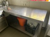 une cuisine avec un plan de travail en inox et un évier