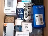 une boîte remplie d'appareils électroniques qui s'y trouvent