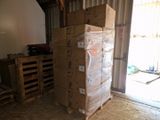 une grande pile de cartons posée au milieu d'une pièce