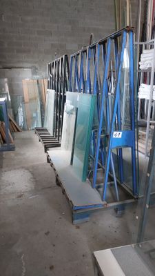 de nombreux types de verre différents dans l'entrepôt